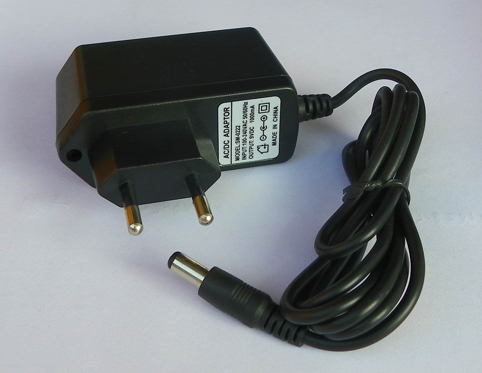 AC/DC POWER ADAPTOR 9V 1A — image 1