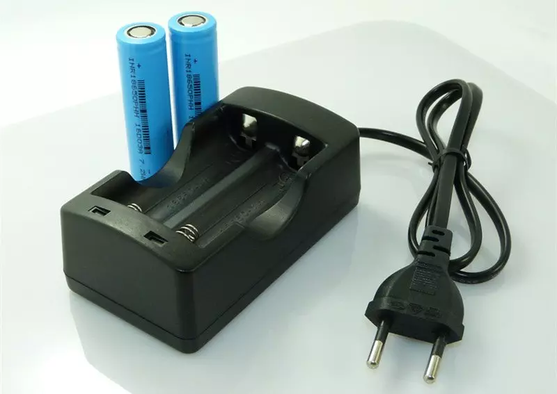 chargeur de batterie 18650 li-ion 42 v 1a2a avec prise de câble eu